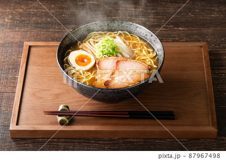 湯気の立つ、シズル感のある醤油ラーメン 湯気の立つ、シズル感のある醤油ラーメン 87967498