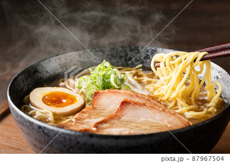 湯気の立つ、シズル感のある醤油ラーメン 87967504