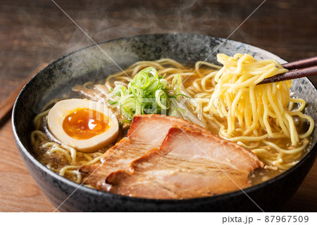 湯気の立つ、シズル感のある醤油ラーメン 湯気の立つ、シズル感のある醤油ラーメン 87967509