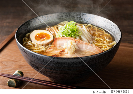 湯気の立つ、シズル感のある味噌ラーメン 87967635