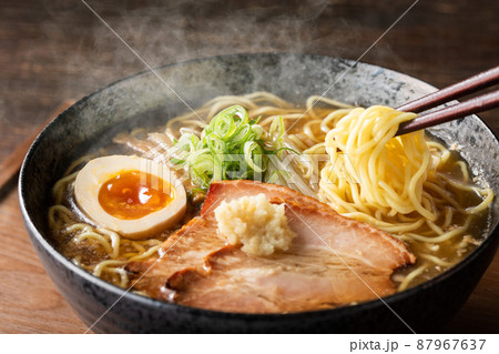 湯気の立つ、シズル感のある味噌ラーメン 湯気の立つ、シズル感のある味噌ラーメン 87967637