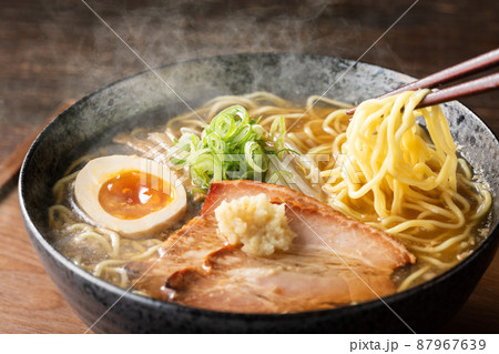 湯気の立つ、シズル感のある味噌ラーメン 湯気の立つ、シズル感のある味噌ラーメン 87967639