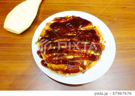 手作りのお好み焼きの仕上げ 87967676
