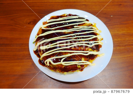 手作りのお好み焼きの仕上げ 87967679
