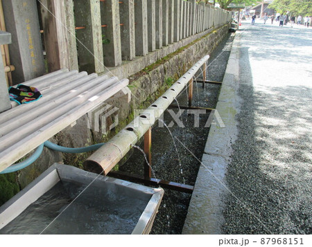 熊本県阿蘇市一の宮町宮地に鎮座する阿蘇神社の手水 熊本県阿蘇市一の宮町宮地に鎮座する阿蘇神社の手水 87968151