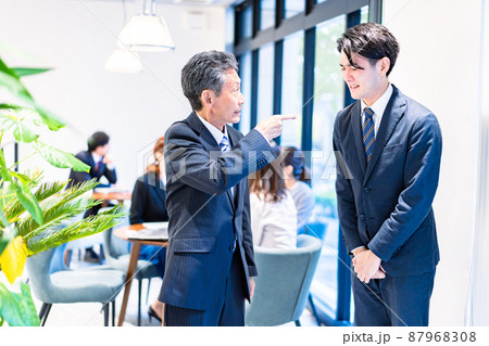 部下を叱責する上司 87968308