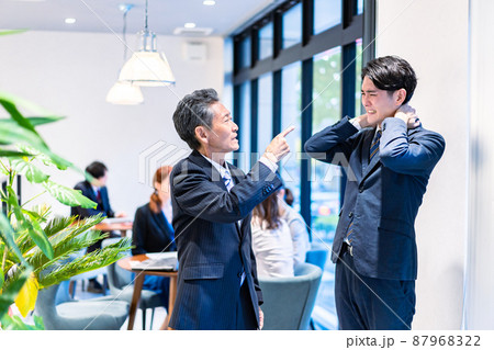 部下を叱責する上司 部下を叱責する上司 87968322