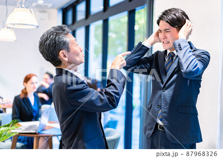 部下を叱責する上司 87968326