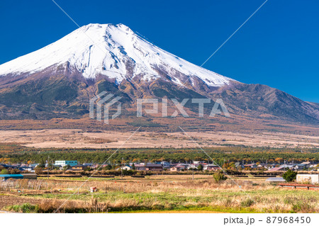 《山梨県》秋の富士山・忍野村の風景 87968450