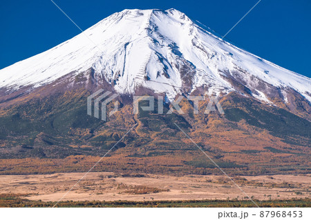 《山梨県》秋の富士山・忍野村の風景 87968453