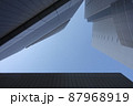 ビルの間からのぞく青空 87968919