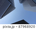 ビルの間からのぞく青空 87968920