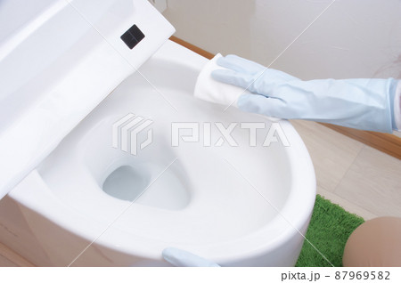 トイレを掃除する女性 トイレを掃除する女性 87969582