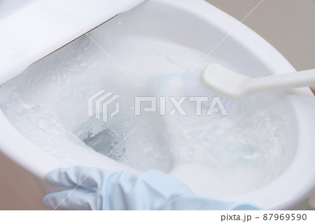 トイレを掃除する女性 トイレを掃除する女性 87969590
