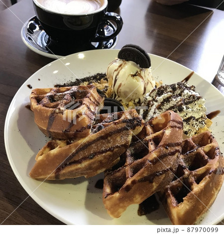 カフェのチョコワッフルプレート 87970099