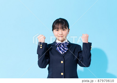 ブルーバックの中学生の女の子 87970610