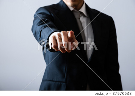 指差すビジネスマン 87970638