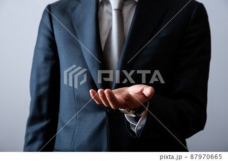 手を出すビジネスマン 87970665