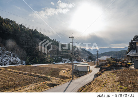 日が射す春の山村　辰野町沢底 87970733