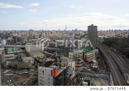 北とぴあの展望ロビー、街並みと東京スカイツリーの眺望【東京都北区】 北とぴあの展望ロビー、街並みと東京スカイツリーの眺望【東京都北区】 87971448