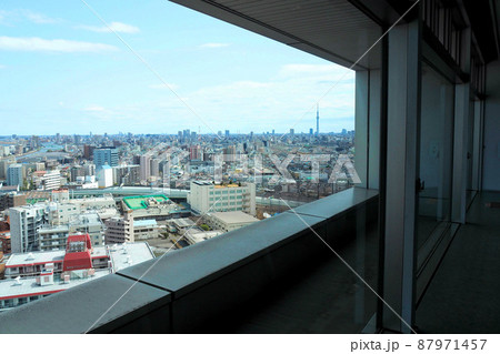 北とぴあの展望ロビー、墨田川方面の遠方に東京スカイツリー【東京都北区】 北とぴあの展望ロビー、墨田川方面の遠方に東京スカイツリー【東京都北区】 87971457