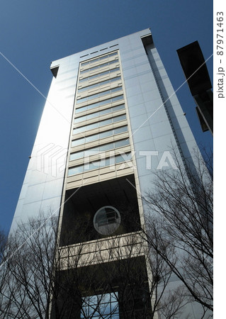 北とぴあのビル外観、背の高いビルが夕日で光る【東京都北区】 87971463
