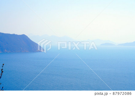 城山の頂上から望む塩飽諸島と四国　岡山県笠岡市真鍋島 87972086