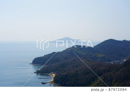 城山の頂上から見た真鍋島と六島　岡山県笠岡市真鍋島 87972094