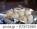 ストーブの上で焼いている餅 87972980