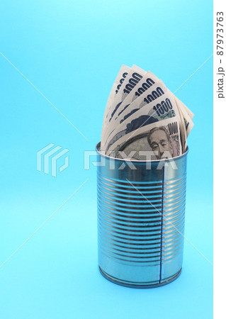 空き缶に入れた一万円札と千円札 空き缶に入れた一万円札と千円札 87973763