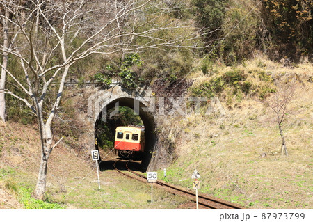 小湊鐵道「房総の山間部のトンネルを走る列車」 87973799