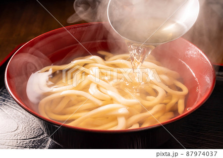 うどんに出汁をかける 87974037