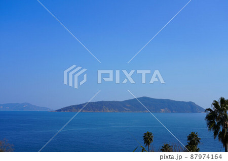 シュロの木の向こうに塩飽諸島を望む2　岡山県笠岡市真鍋島 87974164