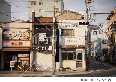 夕暮れ時のノスタルジックな街並　オールドレンズ 87974391