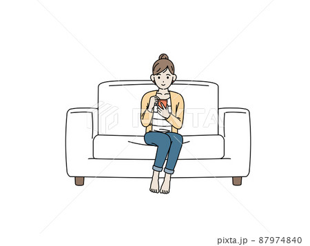 ソファーでくつろぐ女性　主婦　スマートフォンを見る　携帯電話　スマホ　眺める　画面を見る 87974840