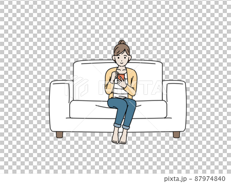 ソファーでくつろぐ女性　主婦　スマートフォンを見る　携帯電話　スマホ　眺める　画面を見る 87974840