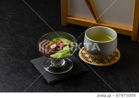 和菓子、夏。　Summer Japanese sweets (wagashi) 87975009
