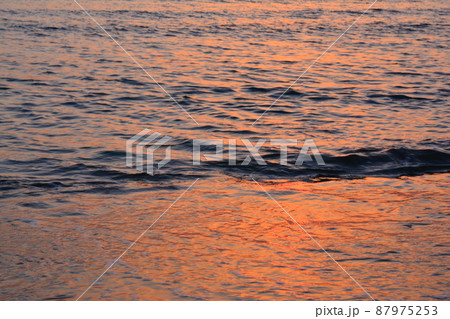 海と夕日 87975253