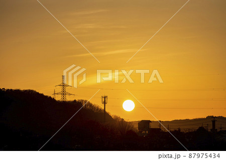 朝焼けと山並みのシルエット　宮城県大河原町 87975434