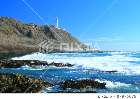 【静岡県】快晴下の御前埼灯台と太平洋 87975679