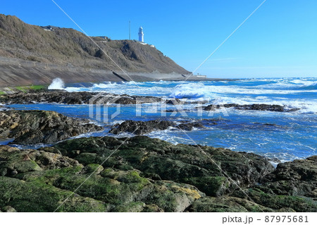 【静岡県】快晴下の御前埼灯台と太平洋 【静岡県】快晴下の御前埼灯台と太平洋 87975681