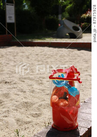 公園の砂場 87975928