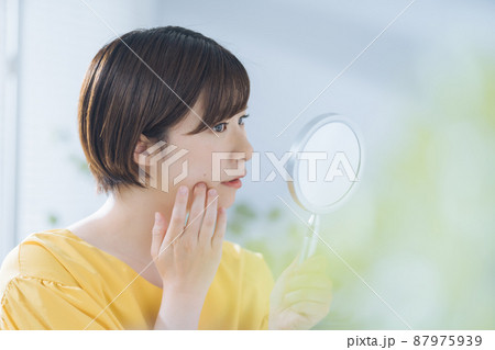 女性　スキンケア　悩み 87975939