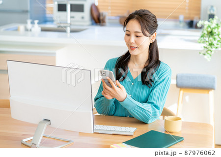 リモートワークする若い女性 87976062