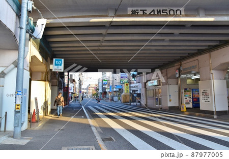 夕方の原木中山駅前　千葉 87977005