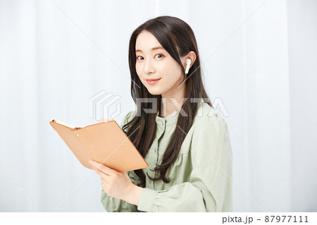 スマホを持つ女性 87977111
