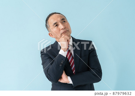 ビジネスマン　考える　シニア　正面 87979632