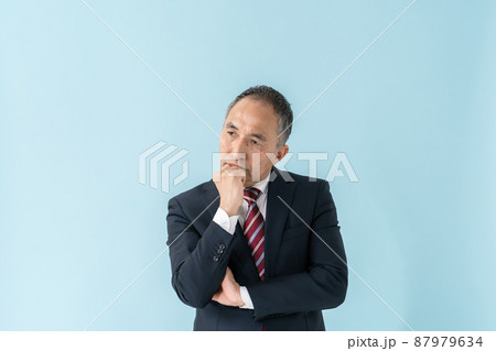 ビジネスマン　考える　シニア　正面 87979634