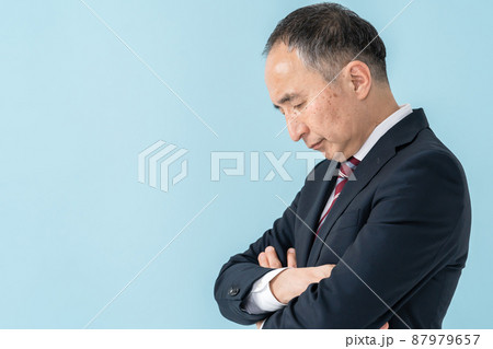 ビジネスマン　考える　シニア　横顔 87979657