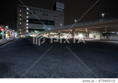 深夜の誰もいない鶴見駅西口バスターミナル 深夜の誰もいない鶴見駅西口バスターミナル 87980019